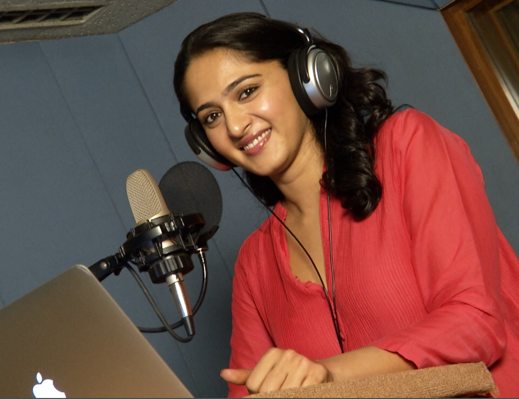 Male and female English voice overs with US and UK ac...