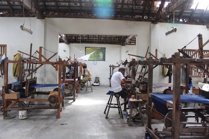 300 Seconds Traditional Weaving Video